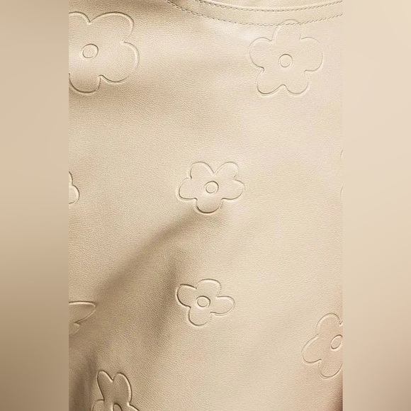 EUC LE LIS Vanilla Cream Floral Faux Leather Pant Vegan Leather Daisy Embossed - Picture 3 of 10
